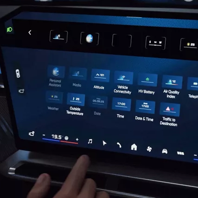 Vue avant du BMW iX3 électrique sur route de campagne