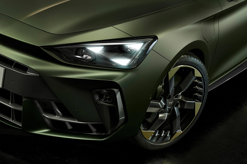 Face avant de la Cupra Leon hybride rechargeable avec signature lumineuse