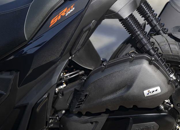 Vue moteur du scooter Aprilia SR GT stationné