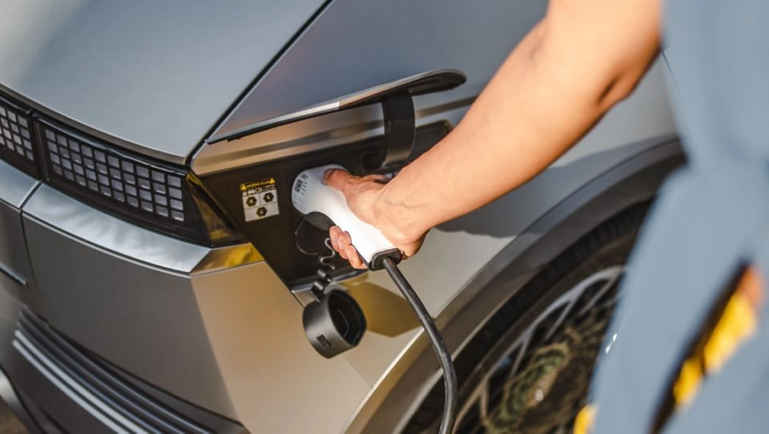 Vue avant de la Hyundai IONIQ 5 électrique sur fond noir