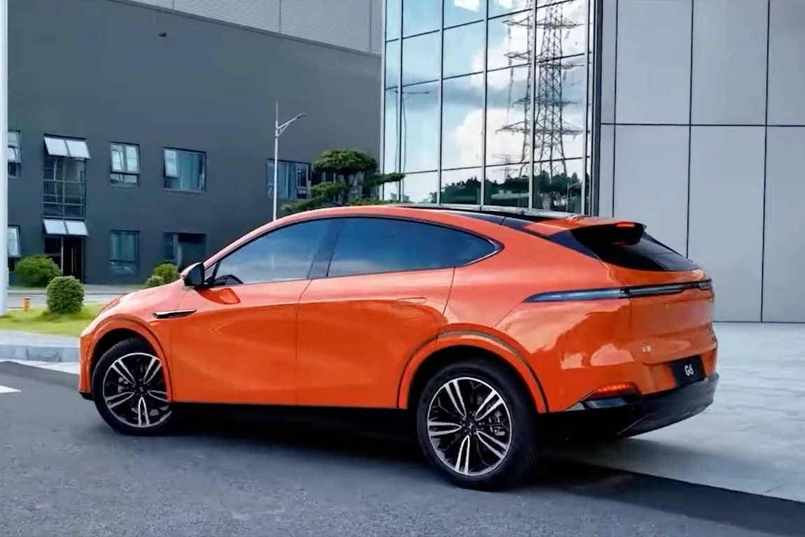 Vue arrière du XPENG G6 électrique sur route
