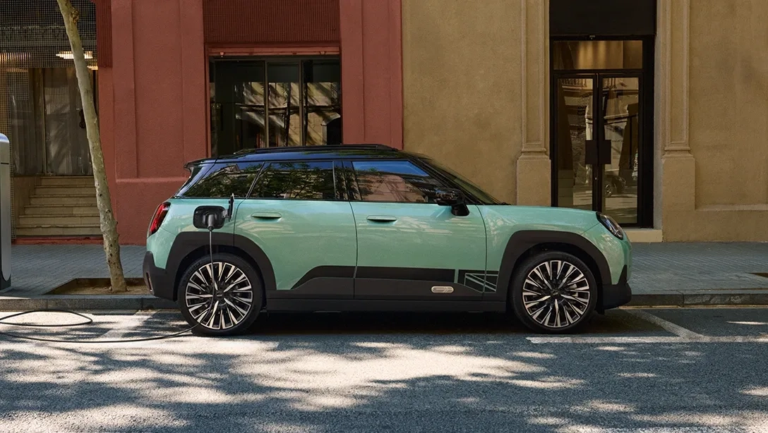 Vue avant du MINI Aceman électrique sur fond sombre